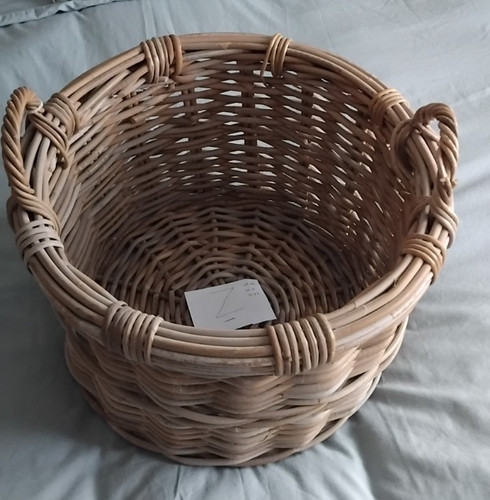 Round wicker basket with - round,